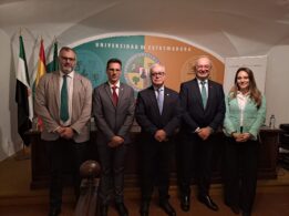 Foto de grupo en la firma del convenio entre la UEx y Oracle en el Rectorado de Cáceres