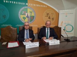 Pedro Fernández Salguero y Albert Triola en la firma del convenio entre la UEx y Oracle