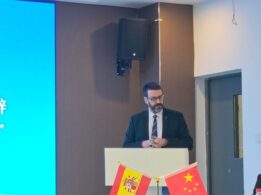 Presentación De La Mesa Redonda Sobre IA Por El Vicerrector De Investigación Y Transferencia