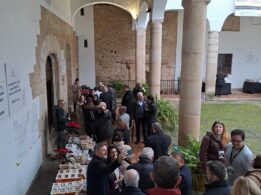 Claustro Del Palacio Episcopal De Cáceres Con Los Dulces