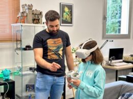 El autor de la tesis Mario Cerezo junto a una niña que lleva gafas virtuales