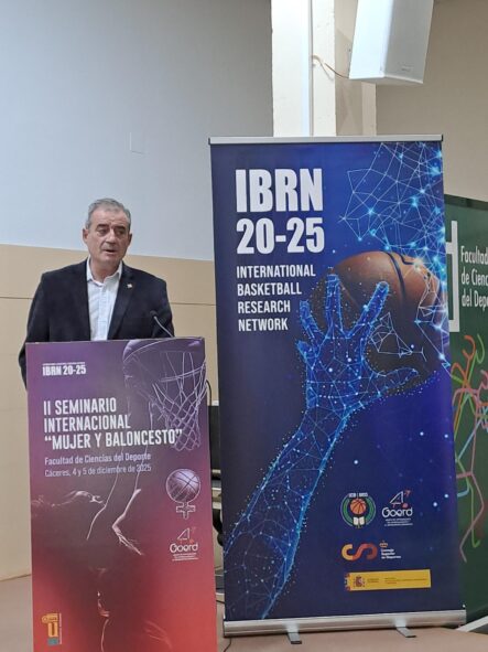 Sergio Ibáñez Durante Su Intevención En El II Seminario Internacional Mujer Y Baloncesto