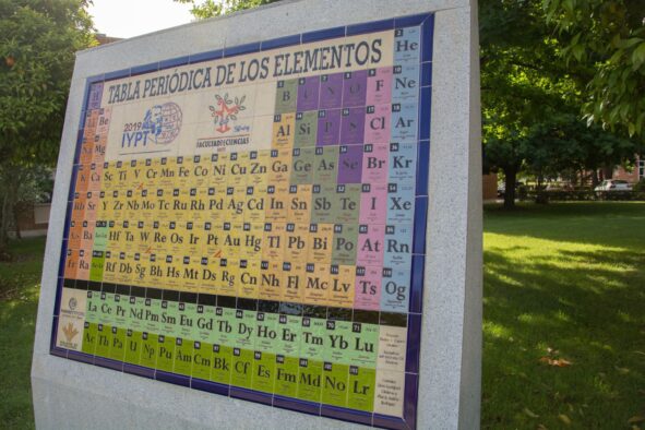 Escultura de la la Tabla Periódica de la Facultad de Ciencias